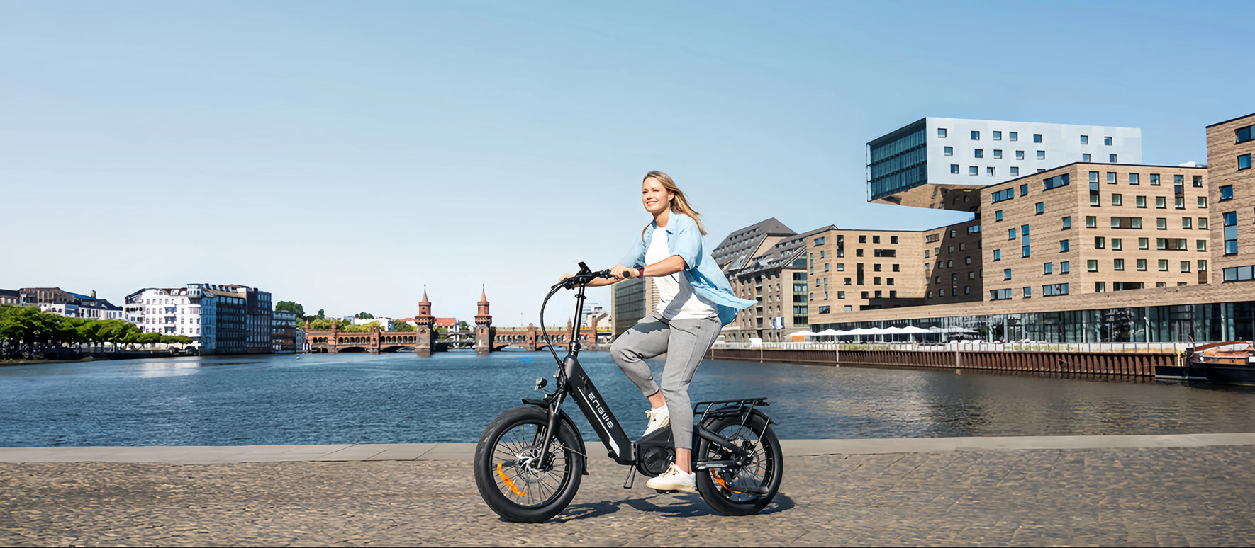 Compact with full suspension